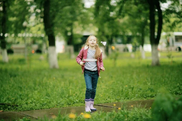 春天的雨下的可爱的小女孩 — 图库照片