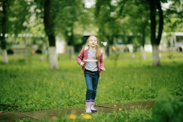 Schattig meisje onder voorjaar regen — Stockfoto