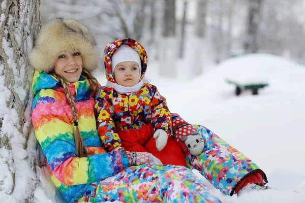 Filha e mãe brincando na neve — Fotografia de Stock