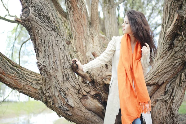 Chica joven en el parque — Foto de Stock