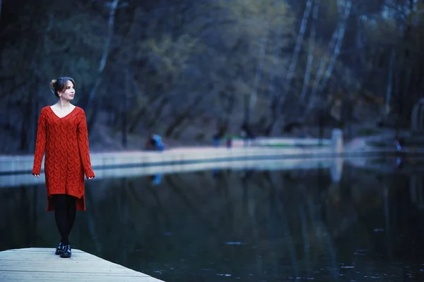 Jeune femme dans une ville d'hiver — Photo