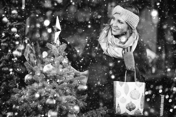 Retrato de invierno de chica feliz — Foto de Stock