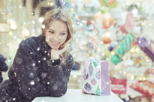 Sarışın kadın Noel hediyeleri satın alma — Stok fotoğraf