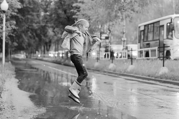 Fille jouer en plein air après la pluie — Photo