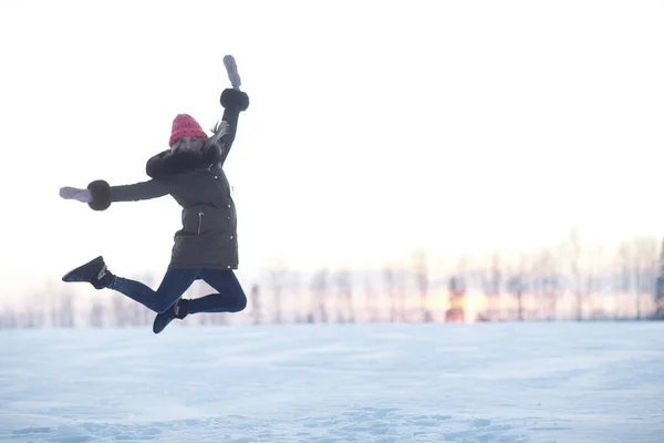 Jovem no inverno — Fotografia de Stock