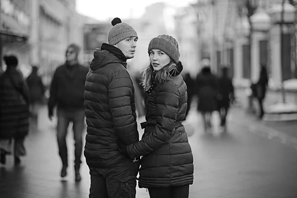 Casal amoroso andando na cidade — Fotografia de Stock