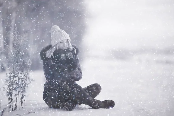 Giovane donna in inverno — Foto Stock