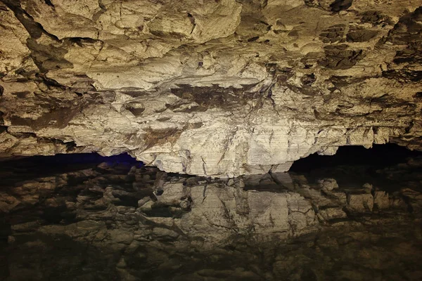 Naturlig grotta i berget — Stockfoto