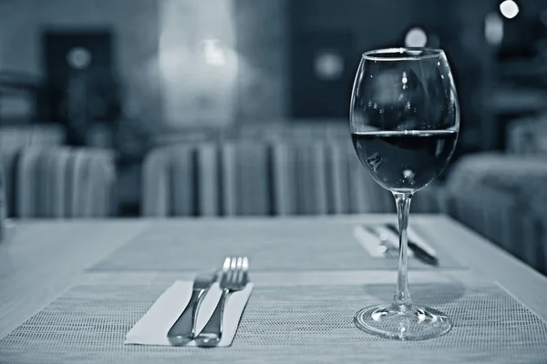 Copa de vino en la mesa —  Fotos de Stock