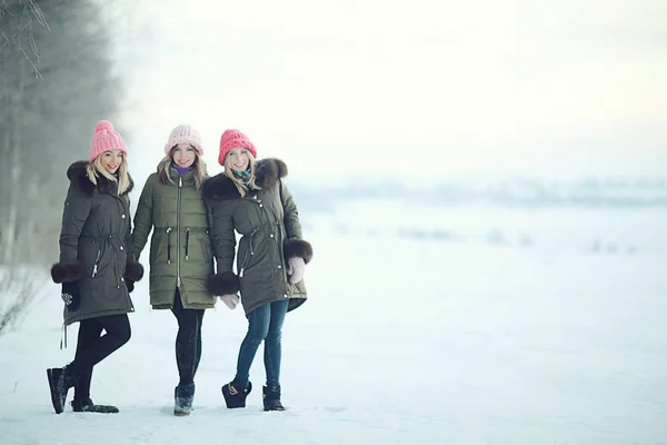 Kobiety, zabawy w zimie — Zdjęcie stockowe