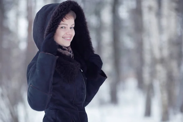 Femme portant un manteau de fourrure dans le parc — Photo