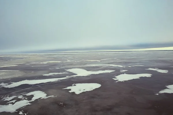 Zugefrorener See im Winter — Stockfoto