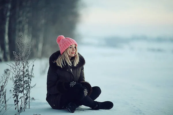 Giovane donna in inverno giorno freddo — Foto Stock