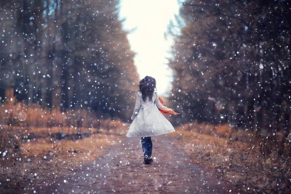 Jeune femme dans dans le parc d'automne — Photo