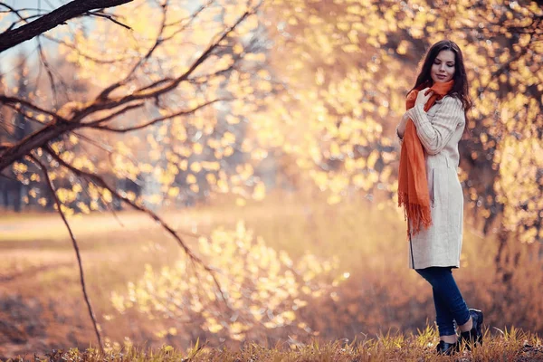 Młoda kobieta w jesienny Park — Zdjęcie stockowe