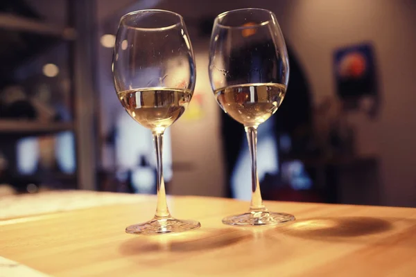 Diner met een glas wijn op tafel — Stockfoto