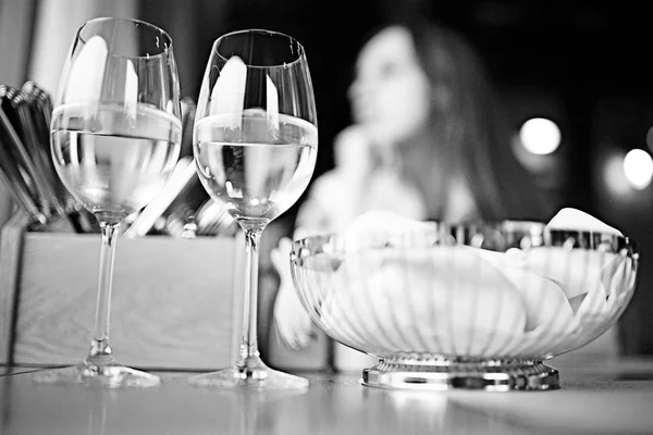 Verres à vin servis à la femme — Photo