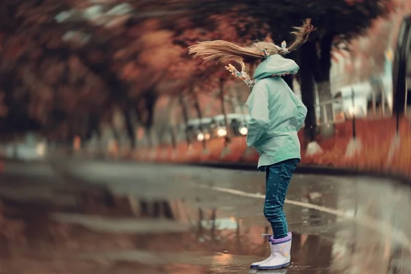 Fille jouer en plein air après la pluie — Photo