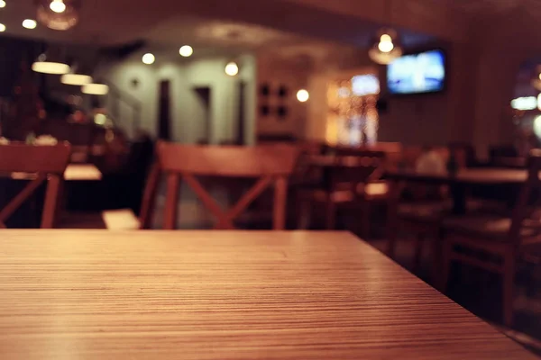 Utensílios de mesa e comida em restaurante — Fotografia de Stock