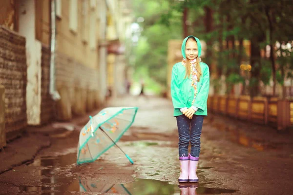 Ragazza carina sotto la pioggia di primavera — Foto Stock