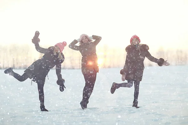 Groep meisjes springen in de winter — Stockfoto