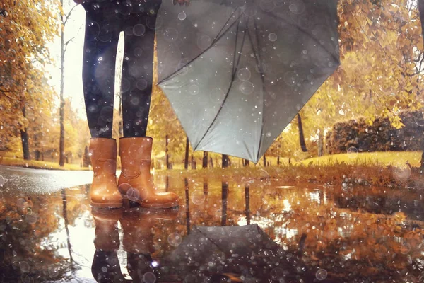 Жінка з парасолькою, що йде після дощу — стокове фото