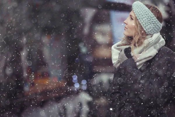 Hübsches Mädchen zu Fuß in der Winterstadt — Stockfoto