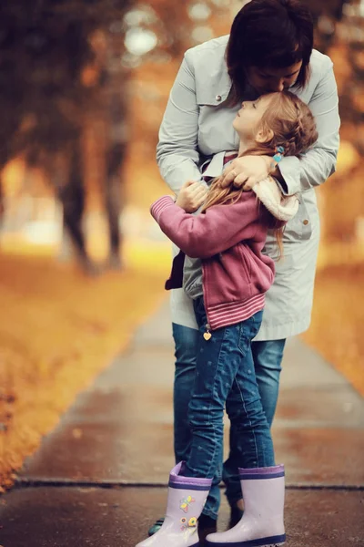 Mother walking with daughter outdoor — Stock Photo, Image