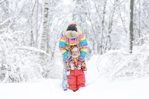 Mädchen mit Mutter im verschneiten Park — Stockfoto