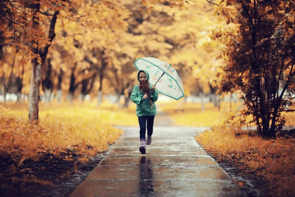 Mädchen trägt Jacke im Freien — Stockfoto