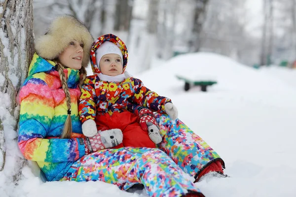 Girl and mother play in the park — Stock Photo, Image