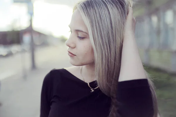 Blondine mit langen Haaren im Freien — Stockfoto