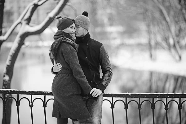 Couple amoureux marchant dans la ville — Photo