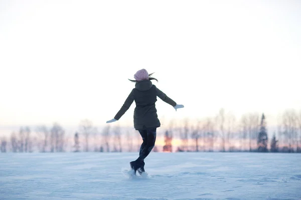 Fille heureuse au champ neigeux d'hiver — Photo