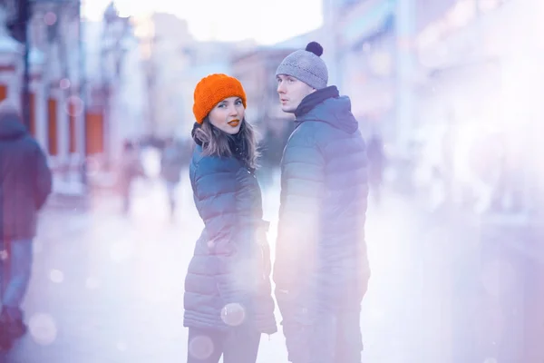 Joven pareja caminando en la ciudad — Foto de Stock