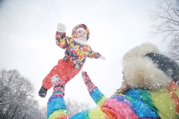 Mujer y un niño jugando en el invierno — Foto de Stock