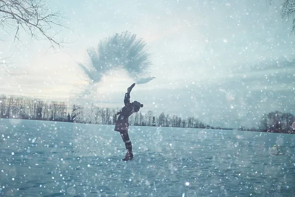 Hombre lanzando nieve al atardecer —  Fotos de Stock