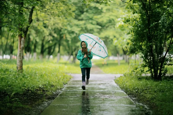 Маленькая девочка, гуляющая в осеннем парке — стоковое фото