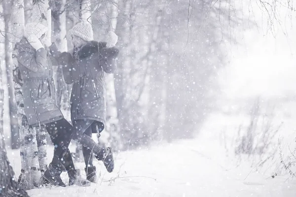 여자는 겨울에 있는 재미 — 스톡 사진