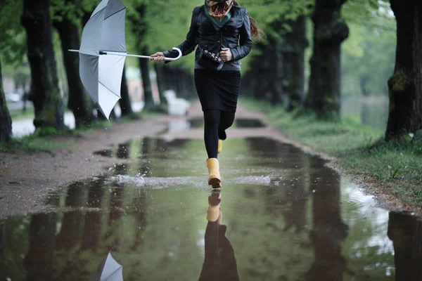 Şemsiye yağmur sonrası yürümeye olan kadın — Stok fotoğraf