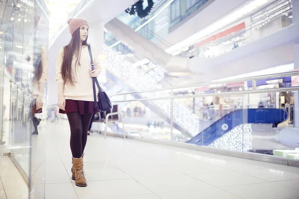 Giovane ragazza al centro commerciale — Foto Stock