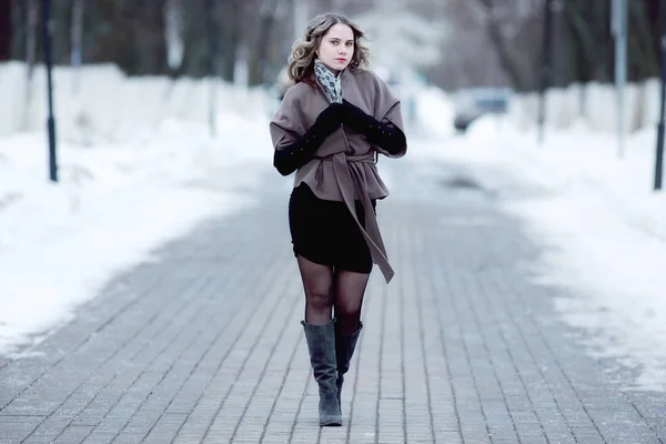 Menina vestindo casaco no inverno — Fotografia de Stock
