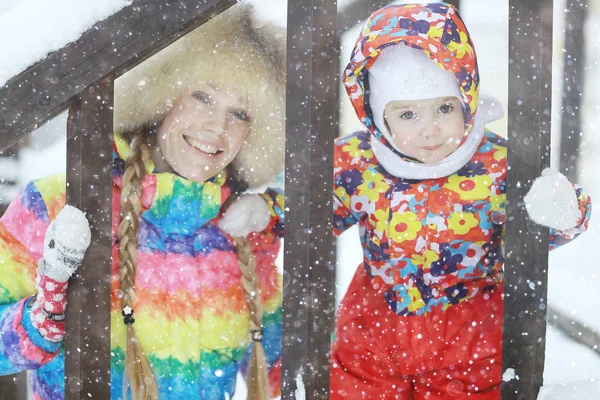 Criança e mãe se divertindo no inverno — Fotografia de Stock