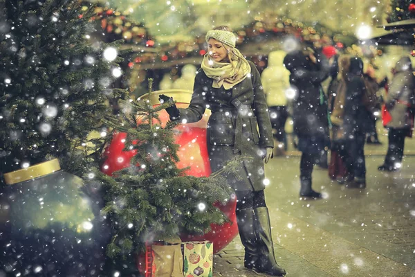 Blondine kauft Weihnachtsgeschenke — Stockfoto