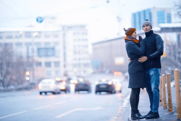 Jeune couple marchant dans la ville — Photo
