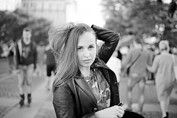 Mujer joven en la ciudad en otoño —  Fotos de Stock