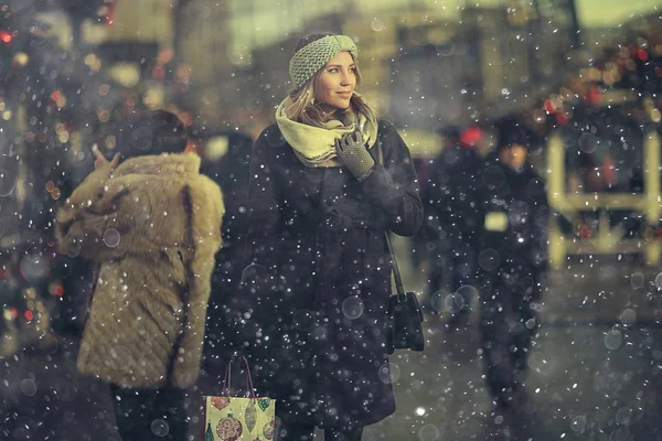 Chica en un paseo de invierno en la ciudad —  Fotos de Stock