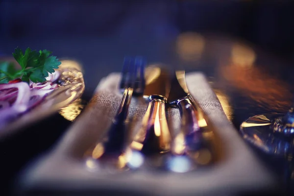 Servindo talheres na toalha de mesa — Fotografia de Stock