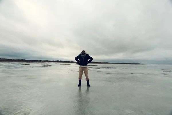 Voyageur homme sur la plaine de glace — Photo