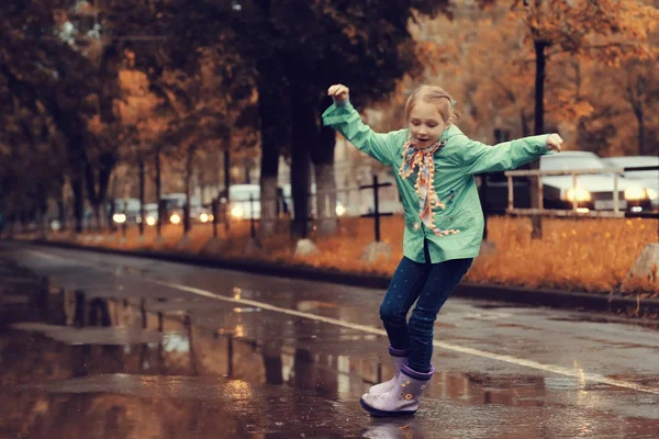 Mädchen spielt nach Regen im Freien — Stockfoto